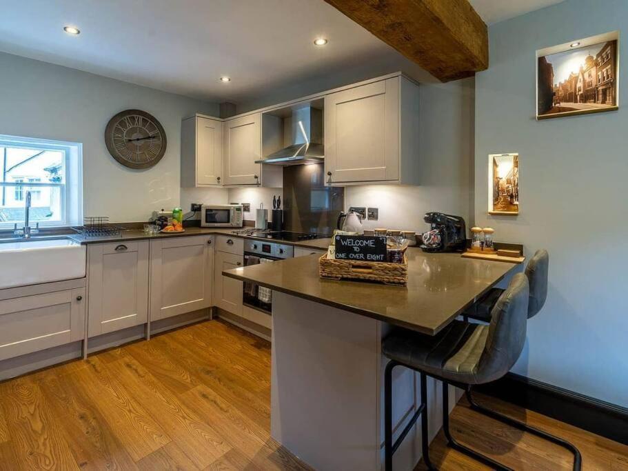 One Over Eight - Luxury One Bed Apartment ウィットビー エクステリア 写真